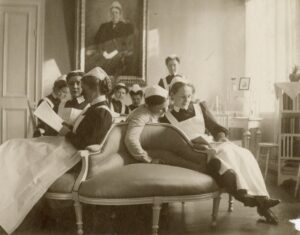 Systrar studerar i salen, Sköterskehemmet, tidigt 1900-tal.