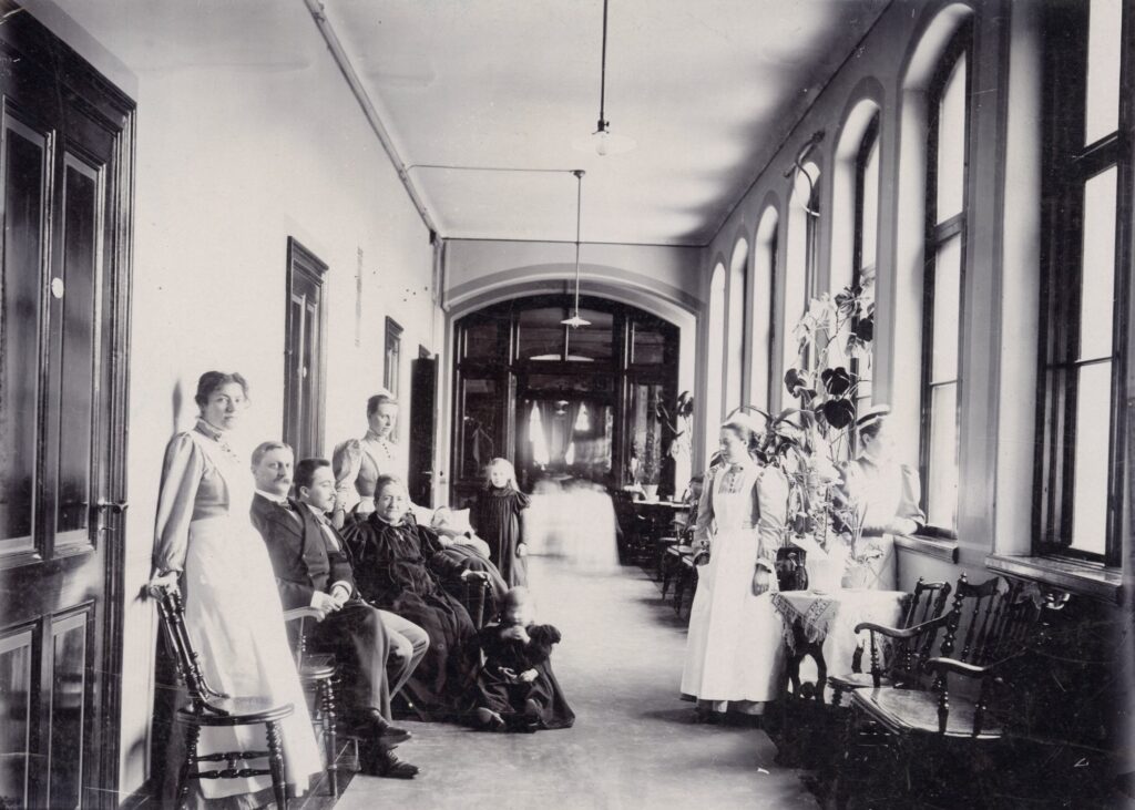 Sophiasystrar och patienter i korridoren, tidigt 1900-tal.
