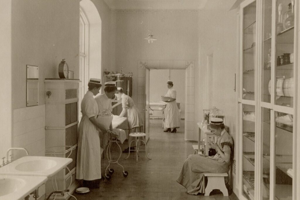 Operationsavdelningen med systrarna S. Neander, Signe Edman, Vivi Liedbeck och Märta Andersson, 1914.